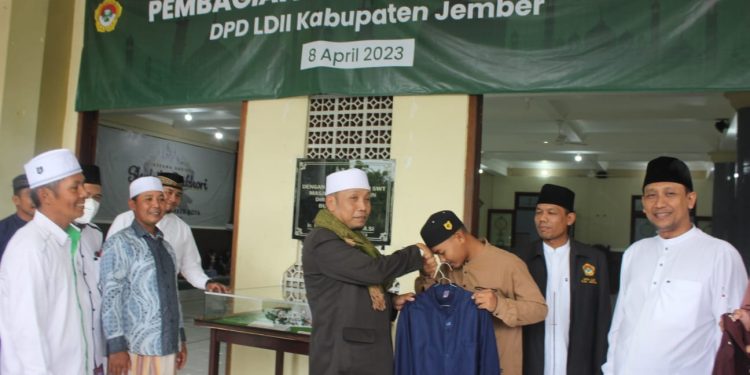 DPD LDII Kabupaten Jember bagikan pakaian barokah kepada Dhuafa di Bulan Ramadhan pada (8/4). Dok : LINES.