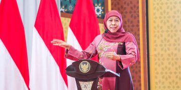 Gubernur Jawa Timur Khofifah Indar Parawansa berikan sambutan dalam kegiatan Silaturahim Syawal 1444 H pada Rabu 185 di Aula Ponpes Sabilurrosyidin Annur Gayungan Surabaya Dok  LINES