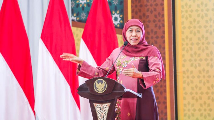 Gubernur Jawa Timur Khofifah Indar Parawansa berikan sambutan dalam kegiatan Silaturahim Syawal 1444 H pada Rabu 185 di Aula Ponpes Sabilurrosyidin Annur Gayungan Surabaya Dok  LINES