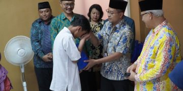 Ketua Umum DPP LDII KH Chriswanto berikan santunan kepada anak yatim dan duafa di Kecamatan Gunung Anyar Surabaya Jumat 144