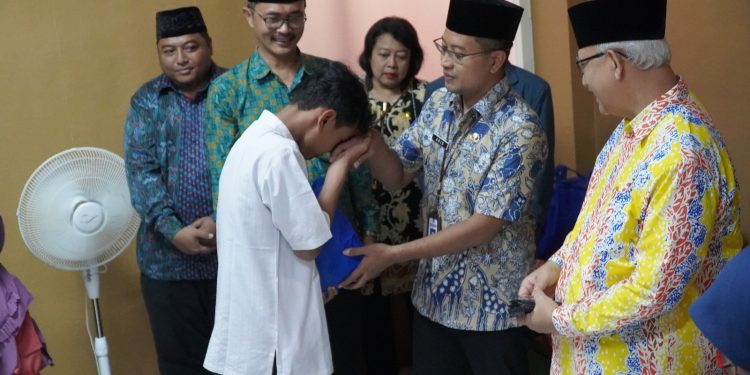 Ketua Umum DPP LDII KH Chriswanto berikan santunan kepada anak yatim dan duafa di Kecamatan Gunung Anyar, Surabaya, Jumat (14/4).