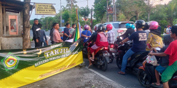 Pemuda LDII Bangkalan Bagikan 500 Paket Takjil kepada pengguna jalan sekitar Jl Pemuda Kaffa Junok pada Minggu 164 Dok  LINES