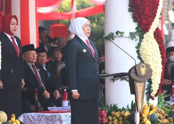 Gubernur Jawa Timur Khofifah Indar Parawansa menjadi inspektur upacara peringatan Hari Kebangkitan Nasional (Harkitnas) ke-115 di Gedung Negara Grahadi, Surabaya, Senin (22/5). Dok: LINES.