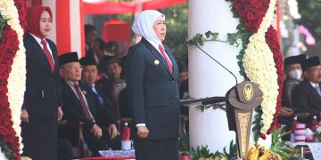 Gubernur Jawa Timur Khofifah Indar Parawansa menjadi inspektur upacara peringatan Hari Kebangkitan Nasional Harkitnas ke 115 di Gedung Negara Grahadi Surabaya Senin 225 Dok LINES