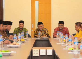 Ketua DPW LDII Jawa Timur KH Moch Amrodji Konawi (kanan) menyambut kedatangan Ketua DPD Golkar Jawa Timu M Sarmuji (tengah) beserta jajaran, Jumat (12/5). Dok: LINES.