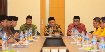 Ketua DPW LDII Jawa Timur KH Moch Amrodji Konawi kanan menyambut kedatangan Ketua DPD Golkar Jawa Timu M Sarmuji tengah beserta jajaran Jumat 125 Dok LINES