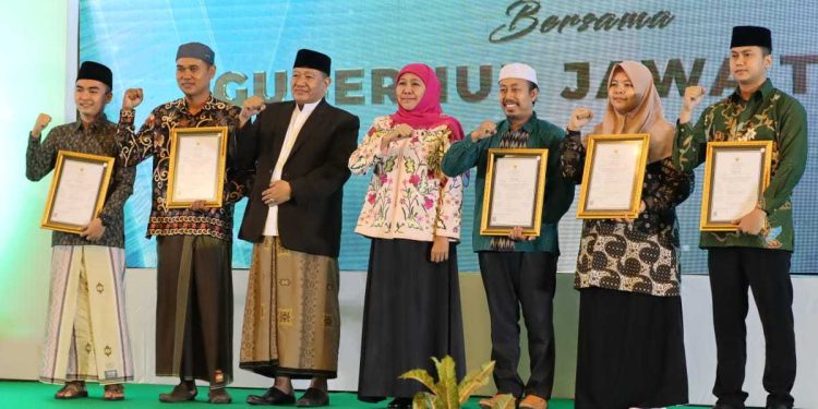 Gubernur Khofifah menyerahkan penghargaan dan peluncuran tabungan santri bersama Bank Jatim, pada 16-17 Maret 2023 di Hotel Harris Malang.