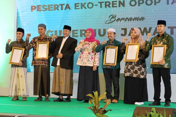 Gubernur Khofifah menyerahkan penghargaan dan peluncuran tabungan santri bersama Bank Jatim pada 16 17 Maret 2023 di Hotel Harris Malang