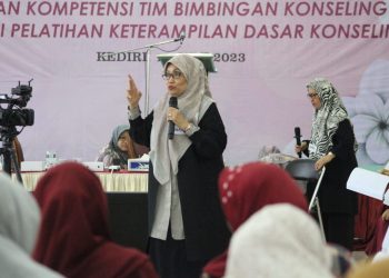 Anggota Departemen Pendidikan Umum dan Pelatihan DPP LDII Hj. Nana Maznah Prasetyo bekali tim Bimbingan Konseling PPG se-Jawa Timur, di Ponpes Wali BArokah Kediri, Minggu (18/6). Dok: LINES.