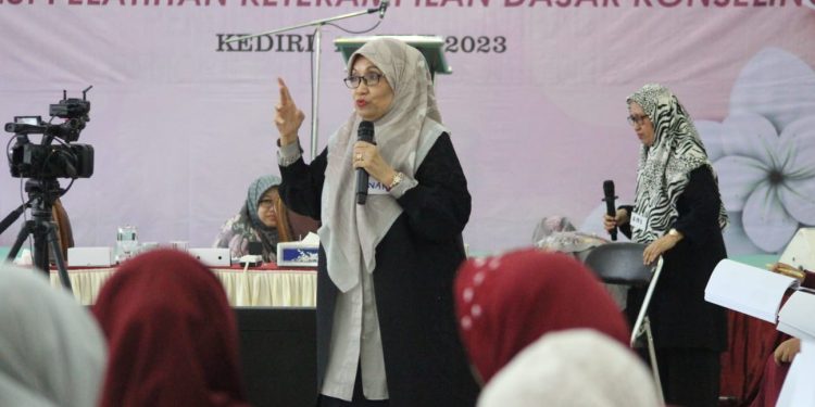 Anggota Departemen Pendidikan Umum dan Pelatihan DPP LDII Hj. Nana Maznah Prasetyo bekali tim Bimbingan Konseling PPG se-Jawa Timur, di Ponpes Wali BArokah Kediri, Minggu (18/6). Dok: LINES.