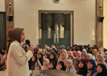 Staf Ahli Tim Penggerak PKK Kabupaten Sidoarjo, Hj. Sriyatun Subandi beri pembekalan 2.000 remaja LDII Sidoarjo, Minggu (18/6). Dok LINES.