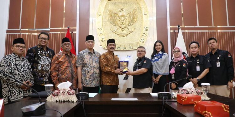 kunjungan DPP LDII ke Kantor Komisi Pemilihan Umum (KPU) di Jl. Imam Bonjol, Jakarta, Rabu (14/6). Dok: LINES.