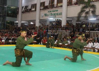 Pesilat tampil di pembukaan Kejurprov Remaja PERSINAS ASAD Jatim di Ponpes Wali Barokah Kediri, Rabu (14/6). Dok: LINES.