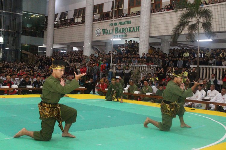 Pesilat tampil di pembukaan Kejurprov Remaja PERSINAS ASAD Jatim di Ponpes Wali Barokah Kediri Rabu 146 Dok LINES
