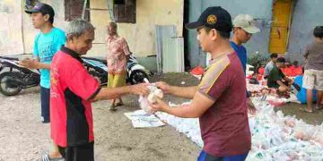 Pondok pesantren Al Huda membagikan paket daging kurban kepada masyarakat sekitar Kamis 296di halaman Masjid Al Huda