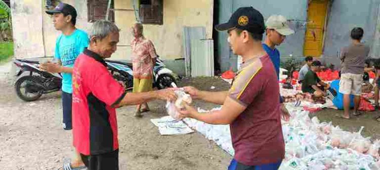Pondok pesantren Al Huda membagikan paket daging kurban kepada masyarakat sekitar Kamis 296di halaman Masjid Al Huda