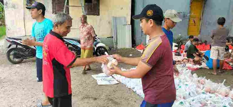 Pondok pesantren Al-Huda membagikan paket daging kurban kepada masyarakat sekitar, Kamis (29/6).di halaman Masjid Al-Huda.