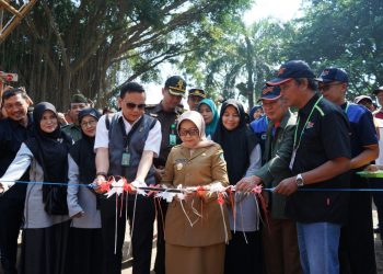 Bupati Jombang Hj Mundjidah membuka kemah CAI di Kosambiwojo Wonosalam, Senin (10/7). Dok: LINES.