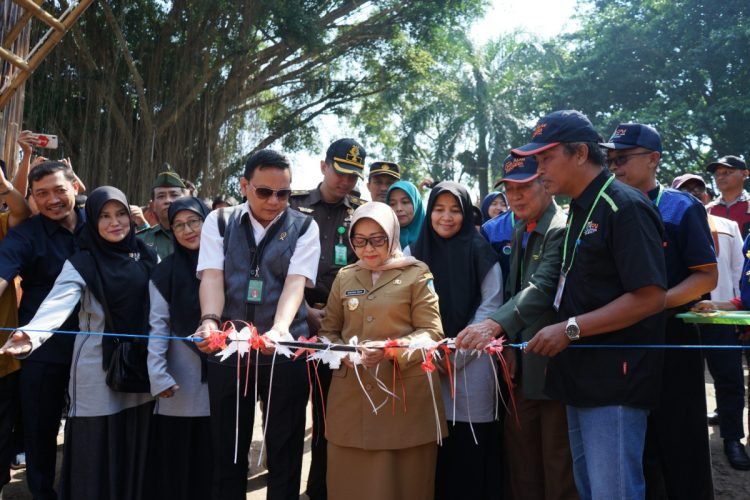 Bupati Jombang Hj Mundjidah membuka kemah CAI di Kosambiwojo Wonosalam, Senin (10/7). Dok: LINES.
