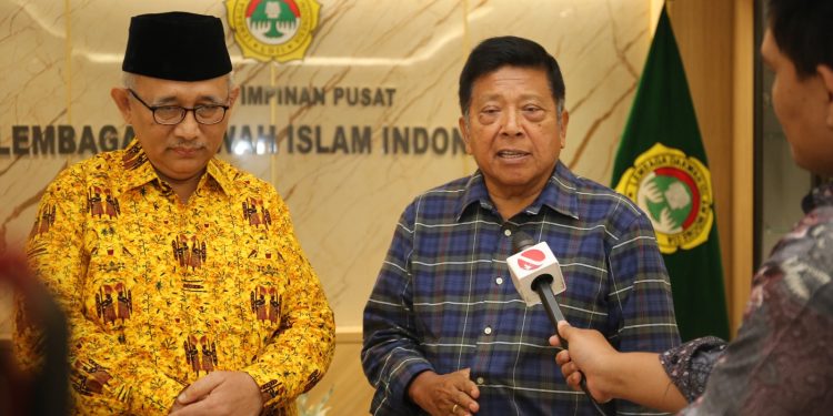 Anggota DPR RI Komisi VIII Mindo Sianipar (kanan) berkunjung ke kantor DPP LDII, Patal Senayan, Jakarta, Kamis (6/7). Foto: LINES.