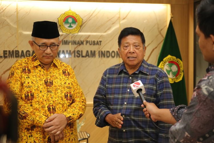 Anggota DPR RI Komisi VIII Mindo Sianipar (kanan) berkunjung ke kantor DPP LDII, Patal Senayan, Jakarta, Kamis (6/7). Foto: LINES.