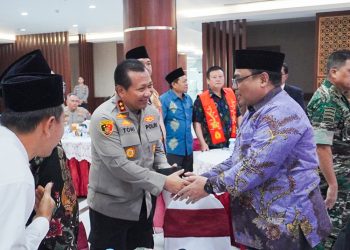 Kapolda Jawa Timur Irjen Pol Toni Harmanto berjabat tangan dengan Ketua DPW LDII Jatim KH Moch Amrodji Konawi di acara Doa Bersama Lintas Agama di Mapolda Jatim, Jumat (30/6). Dok: LINES.