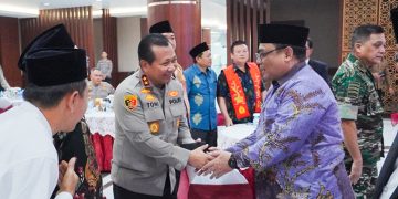 Kapolda Jawa Timur Irjen Pol Toni Harmanto berjabat tangan dengan Ketua DPW LDII Jatim KH Moch Amrodji Konawi di acara Doa Bersama Lintas Agama di Mapolda Jatim Jumat 306 Dok LINES