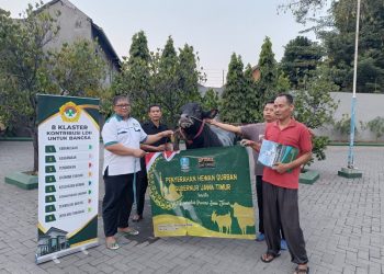 Gubernur Jawa Timur Khofifah Indar Parawansa melalui staf Pemprov menyerahkan satu ekor sapi kurban pada pengurus DPW LDII Jawa Timur, Rabu (28/6). Dok: LINES.