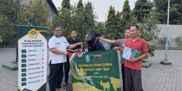 Gubernur Jawa Timur Khofifah Indar Parawansa melalui staf Pemprov menyerahkan satu ekor sapi kurban pada pengurus DPW LDII Jawa Timur Rabu 286 Dok LINES