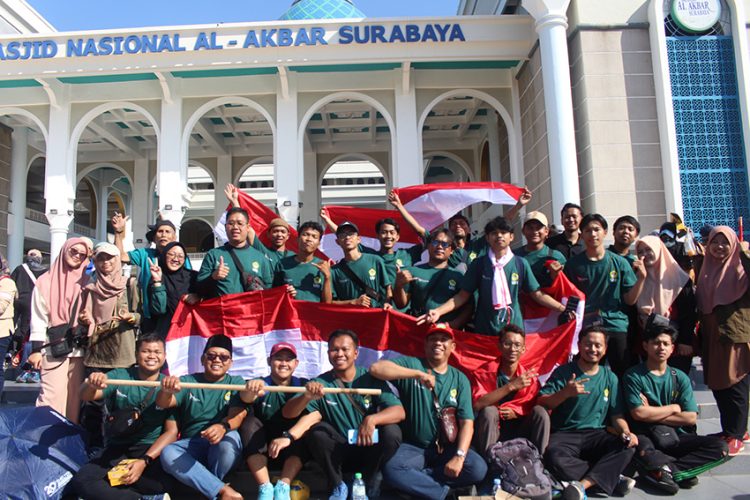 Pemuda LDII berkumpul di depan Masjid Nasional Al Akbar Surabaya usai mengikuti jalan sehat 1 Muharram Pemprov Jatim Rabu 197 Dok  LINES