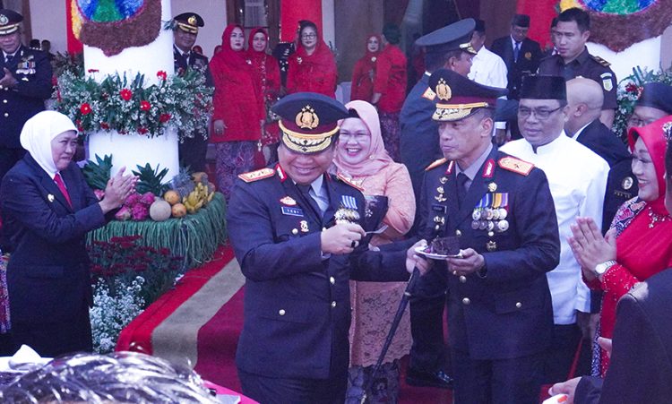 Kapolda Jawa Timur Irjen Pol Toni Harmanto tengah bersama Gubernur Khofifah Indar Parawansa kiri dan Wakapolda jatim Brigjen Pol Akhmad Yusep Gunawan di acara peringatan Hari Bhayangkara ke 77 di halaman Grahadi Surabaya Sabtu 17 Dok LINES