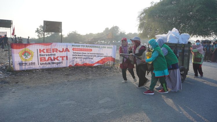 Kegiatan Kerja Bakti LDII dalam rangka sambut HUT RI ke-78 di Pesisir Pantai Kenjeran pada Minggu (6/8). Dok. LINES.