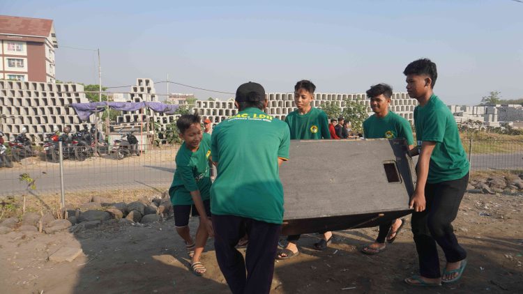 Kegiatan Kerja Bakti LDII dalam rangka sambut HUT RI ke 78 di Pesisir Pantai Kenjeran pada Minggu 68 Dok LINES