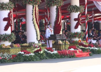 Pelaksanaan Upacara Pengibaran Bendera memperingati HUT Ke-78 RI, Gubernur Jawa Timur Khofifah Indar Parawansa menjadi inspektur upacara. Dok: LINES.