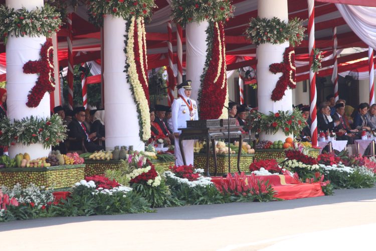 Pelaksanaan Upacara Pengibaran Bendera memperingati HUT Ke 78 RI Gubernur Jawa Timur Khofifah Indar Parawansa menjadi inspektur upacara Dok LINES
