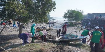 Warga LDII kerja bakti di pesisir Pantai Kenjeran Minggu 68 Dok LINES