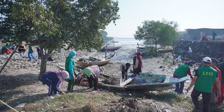 Warga LDII kerja bakti di pesisir Pantai Kenjeran, Minggu (6/8). Dok: LINES.