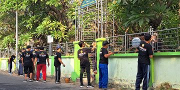 Relawan LDII mengecat pagar Tempat Pemakaman Umum TPU Gunung Anyar Tengah Surabaya di acara Kerja Bersama Bakti untuk Negeri Jumat 48 Dok LINES