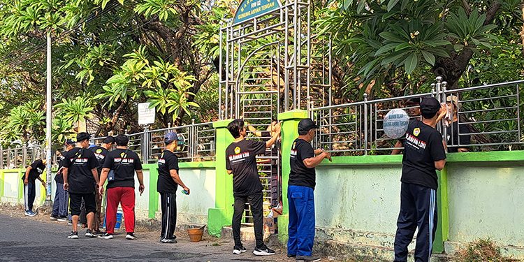 Relawan LDII mengecat pagar Tempat Pemakaman Umum (TPU) Gunung Anyar Tengah Surabaya di acara "Kerja Bersama, Bakti untuk Negeri." Jumat (4/8). Dok: LINES.