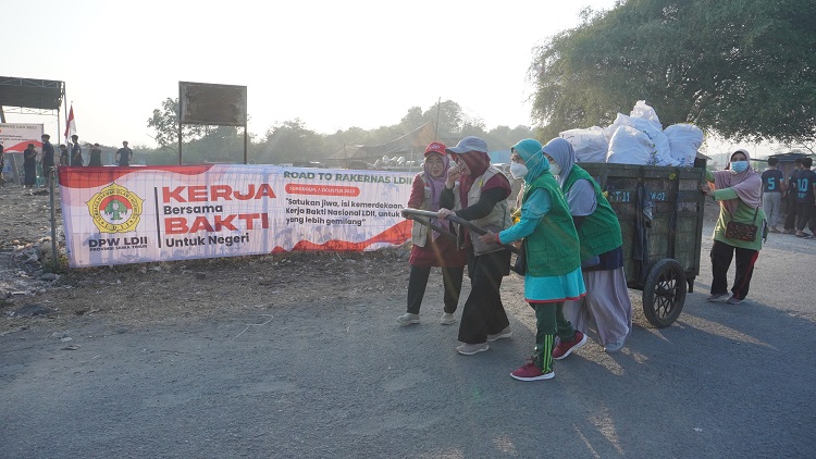 Sejumlah Wanita LDII antusias mengikuti kerja bakti di Pesisir Pantai Kenjeran, Minggu (6/8). Dok: LINES.
