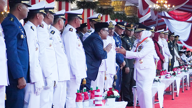 Ketua DPW LDII Jawa Timur KH moch Amrodji Konawi (jas biru) saat mengikuti upacara penurunan bendera di Gedung Negara Grahadi Surabaya, Kamis (17/8). Dok: LINES.
