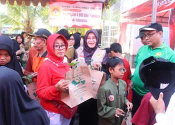 Warga Kecamatan Tandes Surabaya mengikuti Jalan Sehat Kemerdekaan dan mendapat bibit hortikultura secara gratis dari DPW LDII Jatim, Minggu (17/8). Dok: LINES.