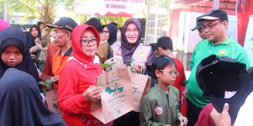 Warga Kecamatan Tandes Surabaya mengikuti Jalan Sehat Kemerdekaan dan mendapat bibit hortikultura secara gratis dari DPW LDII Jatim Minggu 178 Dok LINES
