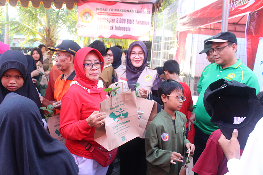 Warga Kecamatan Tandes Surabaya mengikuti Jalan Sehat Kemerdekaan dan mendapat bibit hortikultura secara gratis dari DPW LDII Jatim, Minggu (17/8). Dok: LINES.