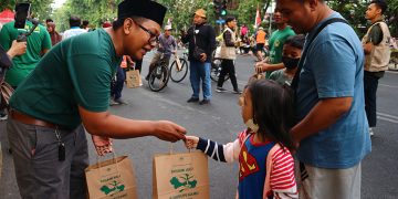 Relawan LDII Jatim membagikan bibit tanaman kepada warga Surabaya di acara Car Free Day CFD di Taman Bungkul Surabaya Minggu 278 Dok LINES