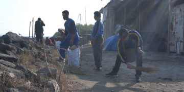 Tim Taruna Siaga Bencana TAGANA Surabaya juga turut andil dalam kegiatan kerja bakti di pesisir Pantai Kenjeran Minggu 68 Dok LINES