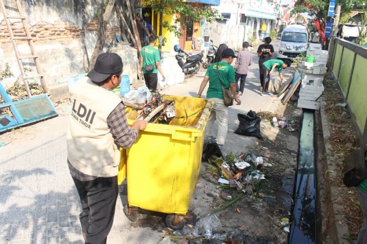 Sejumlah warga LDII gotong royong membersihkan selokan di sekitar Tempat Pemakaman Umum TPU di Jalan Gayungan I Surabaya Jumat 48 Dok LINES