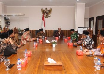 Kepala Badan Kesatuan Bangsa dan Politik (Bakesbangpol) Jawa Timur Eddy Supriyanto menerima audiensi jajaran DPW LDII Jawa Timur, Kamis (7/9). Dok: LINES.