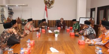 Kepala Badan Kesatuan Bangsa dan Politik Bakesbangpol Jawa Timur Eddy Supriyanto menerima audiensi jajaran DPW LDII Jawa Timur Kamis 79 Dok LINES