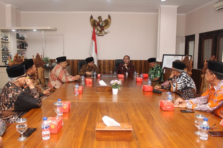 Kepala Badan Kesatuan Bangsa dan Politik (Bakesbangpol) Jawa Timur Eddy Supriyanto menerima audiensi jajaran DPW LDII Jawa Timur, Kamis (7/9). Dok: LINES.